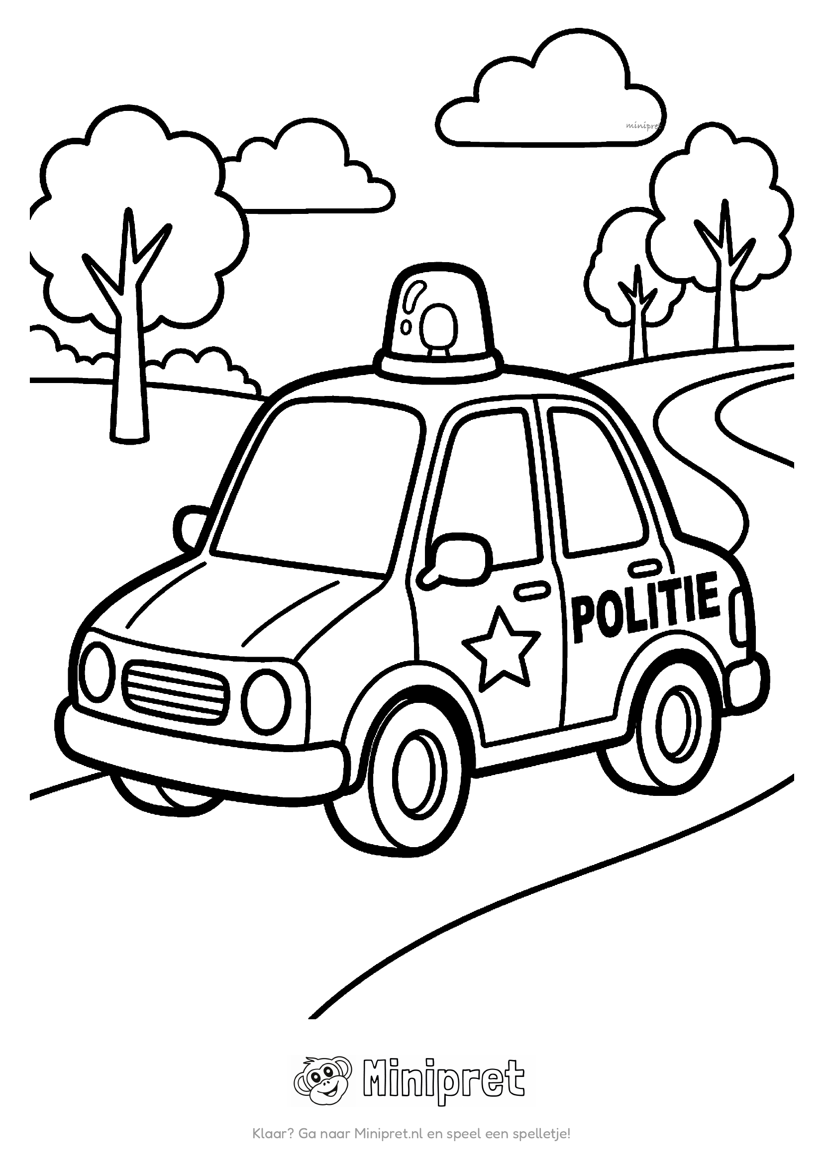 Politieauto met zwaailicht en het woord POLITIE op de zijkant rijdt langs bomen en heuvels onder pluizige wolken