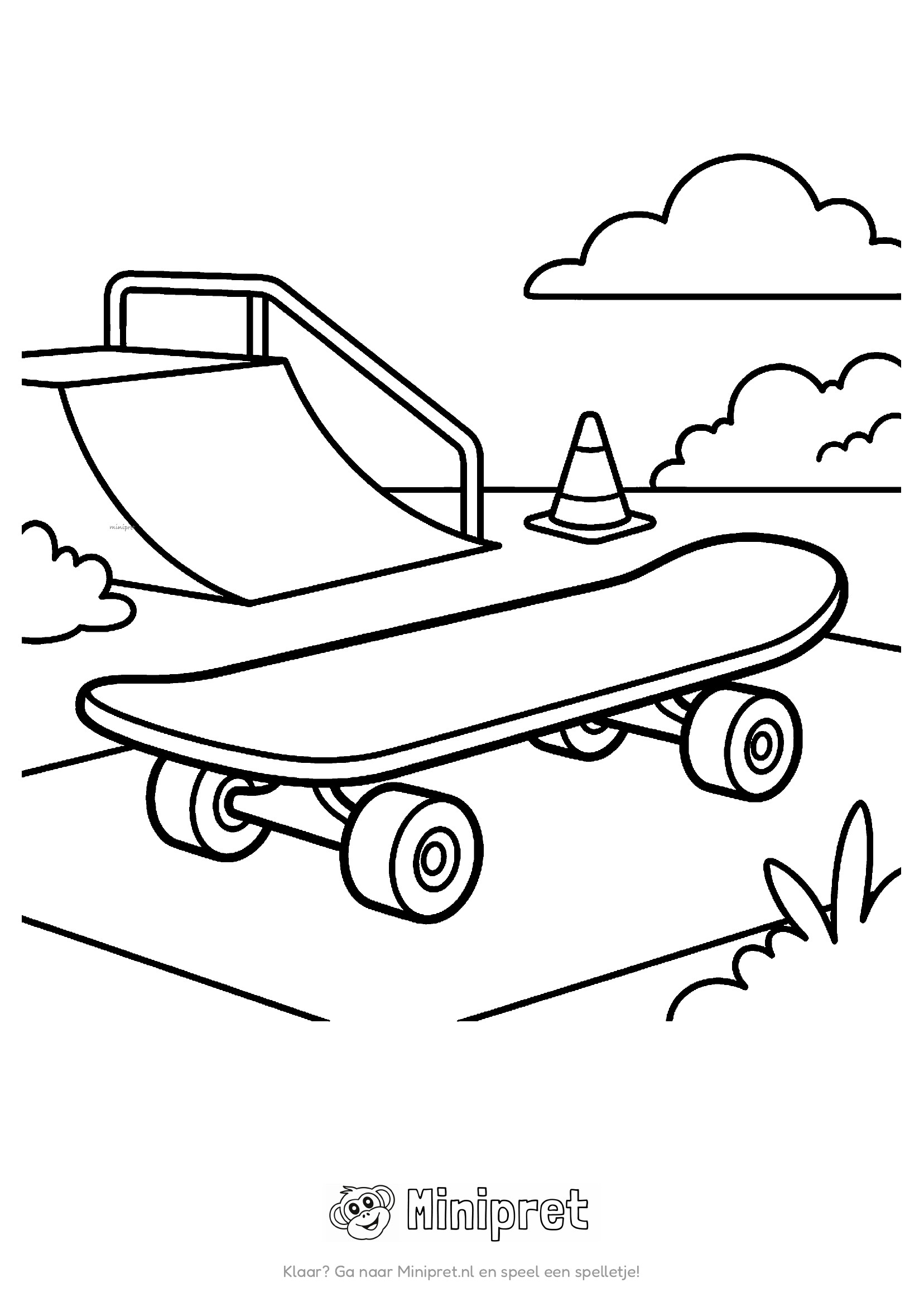 Skateboard met vier wielen ligt op het asfalt naast een halfpipe ramp en een pylon, met een wolkje aan de hemel
