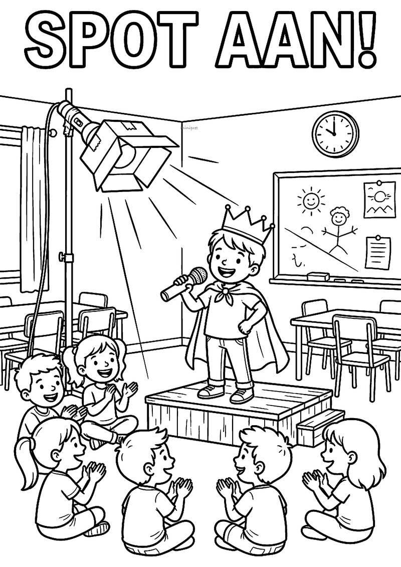 Kleurplaat van een jongen met kroon, cape en microfoon op een podium onder een theaterspot in de klas