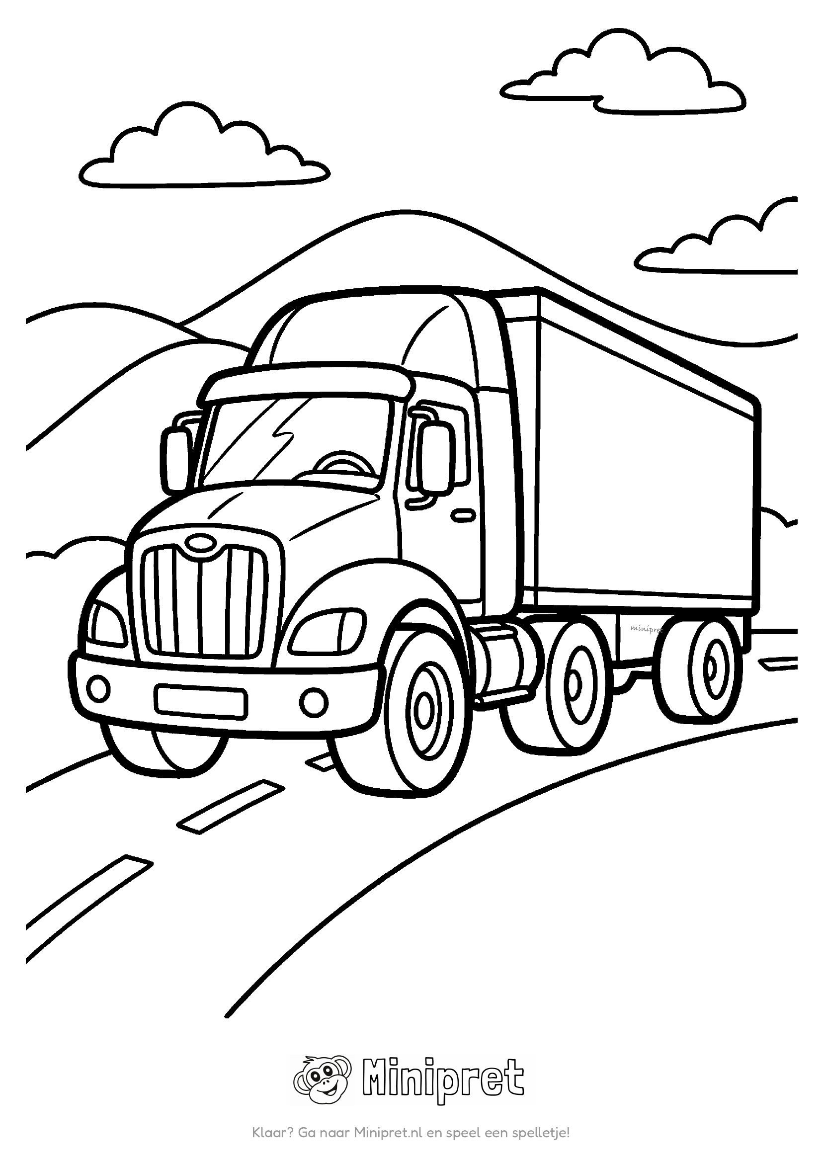 Vrachtwagen met cabine en grote laadbak rijdt op een weg door heuvels, met witte stippellijnen en wolken erboven