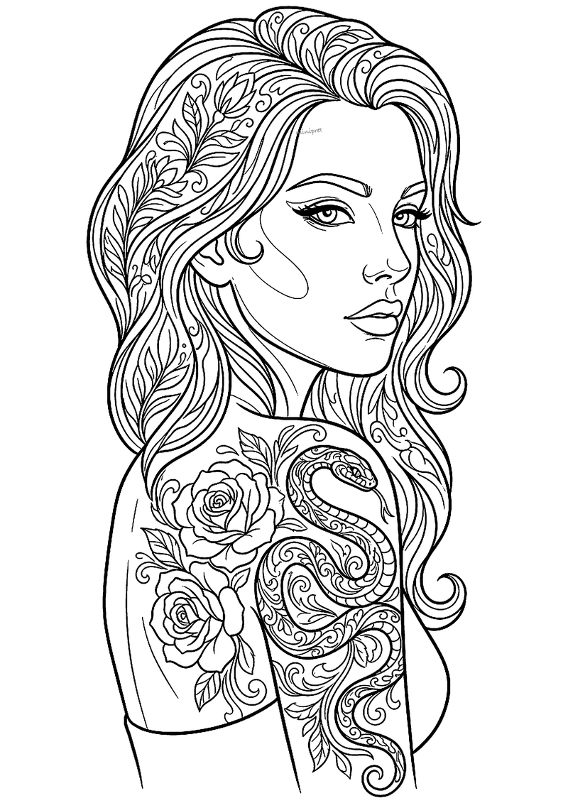 Vrouw met lang haar en tattoo van rozen en kronkelende slang op schouder en arm