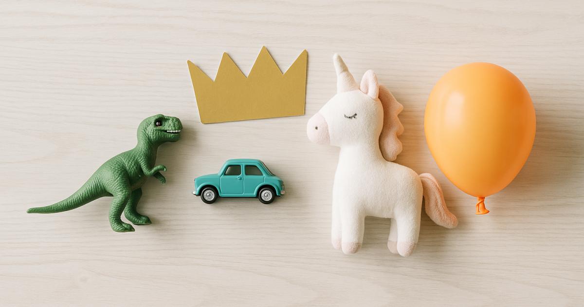 Kinderen in verkleedkleding spelen samen op een themafeestje met slingers en versiering in de woonkamer