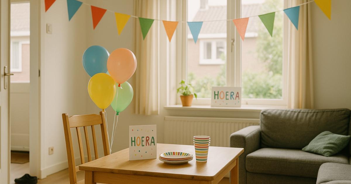 Tafel versierd voor een kinderfeestje thuis met slingers, bordjes en traktaties klaar voor de gasten