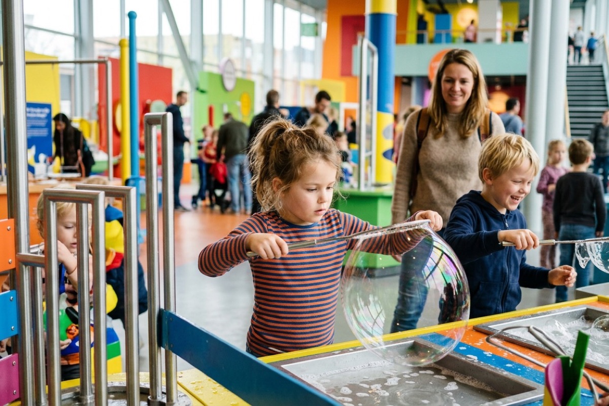 Nederlandse kinderen experimenteren met grote zeepbellen bij een interactieve museum-installatie